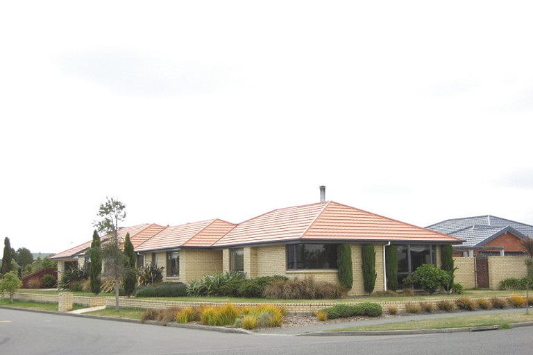 Photo of property in 2 Courtfield Close, Parklands, Christchurch, 8083