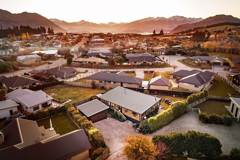 Photo of property in 122 Rob Roy Lane, Wanaka, 9305