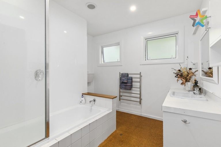 Photo of property in 21a Walnut Way, Maungaraki, Lower Hutt, 5010