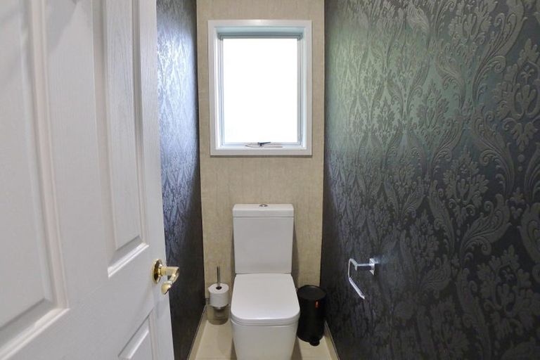 Photo of property in 2/5 Hellyers Street, Birkdale, Auckland, 0626