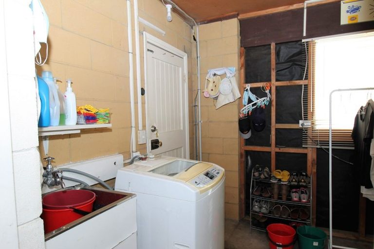 Photo of property in 28 Gibbons Road, Weymouth, Auckland, 2103