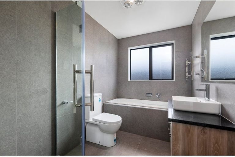 Photo of property in 10c Neilon Place, Northcross, Auckland, 0632