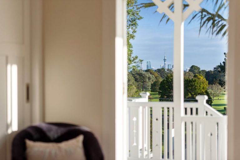 Photo of property in 54 Wairoa Road, Narrow Neck, Auckland, 0624