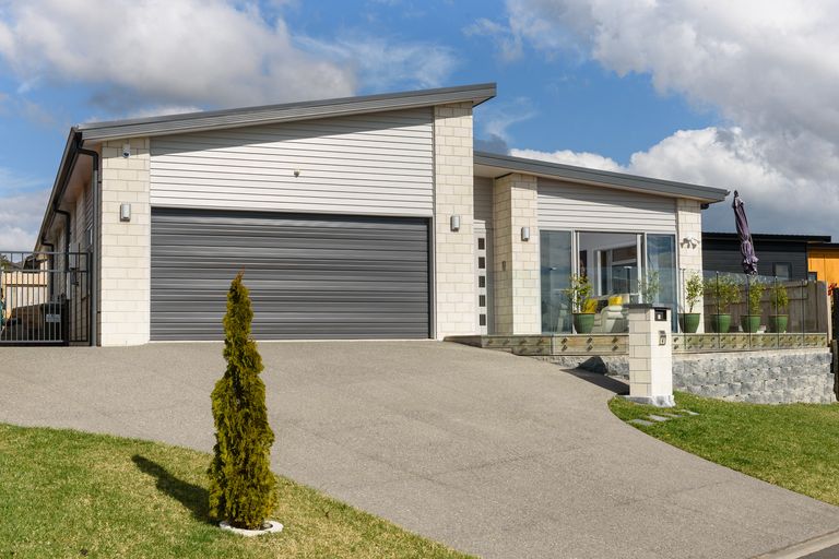 Photo of property in 4 Benmore Crescent, Pyes Pa, Tauranga, 3112
