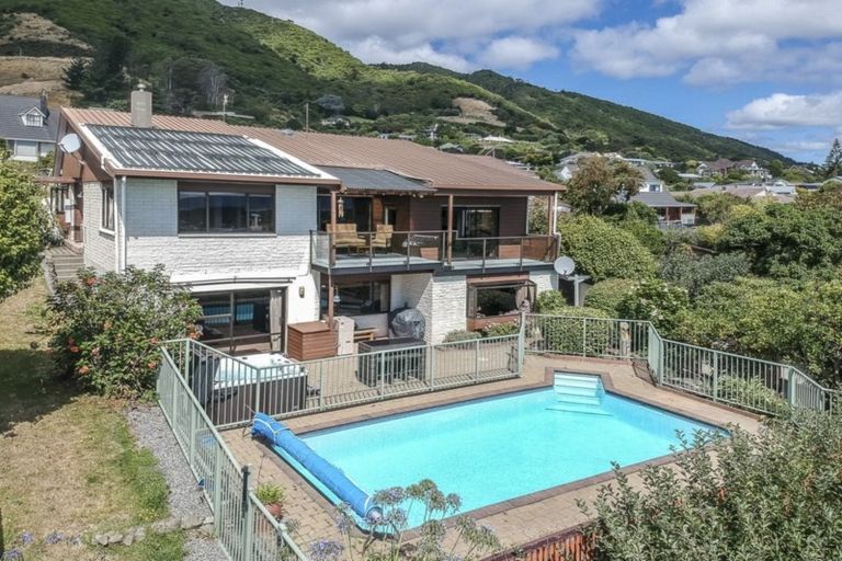 Photo of property in 128 Winara Avenue, Waikanae, 5036