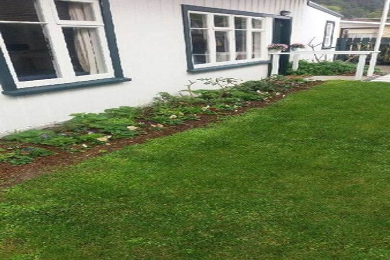 Photo of property in 37 Pukatea Street, Eastbourne, Lower Hutt, 5013