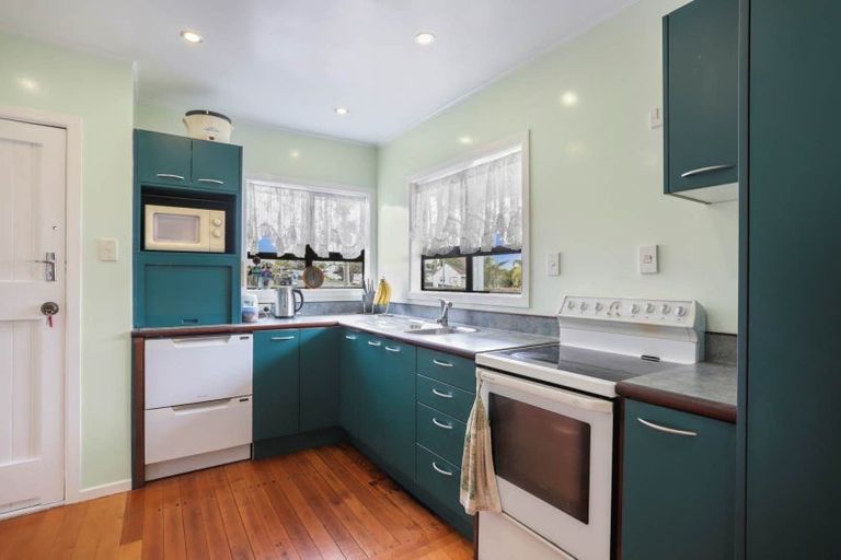 Photo of property in 34 Hobsonville Road, West Harbour, Auckland, 0618