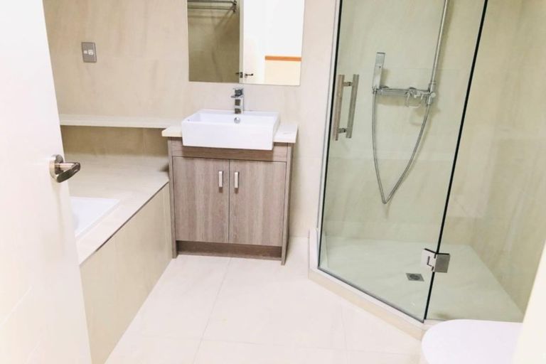 Photo of property in 24 Sohlue Place, Oteha, Auckland, 0632