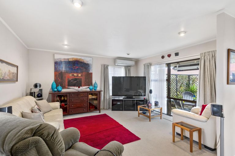 Photo of property in 23 Bosnyak Drive, Te Atatu South, Auckland, 0610