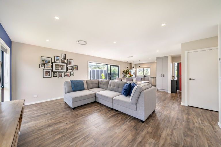 Photo of property in 11 Rewarewa Way, Timberlea, Upper Hutt, 5018