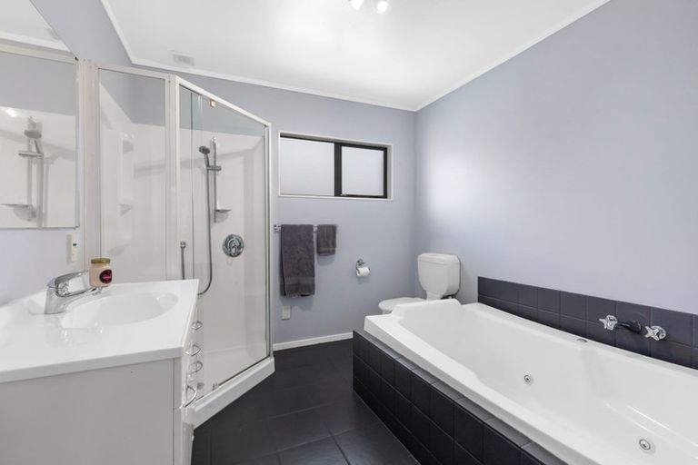 Photo of property in 6 Saunders Close, Whitby, Porirua, 5024