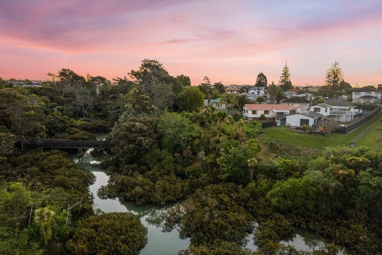 Photo of property in 1/29 Beaubank Road, Kelston, Auckland, 0602