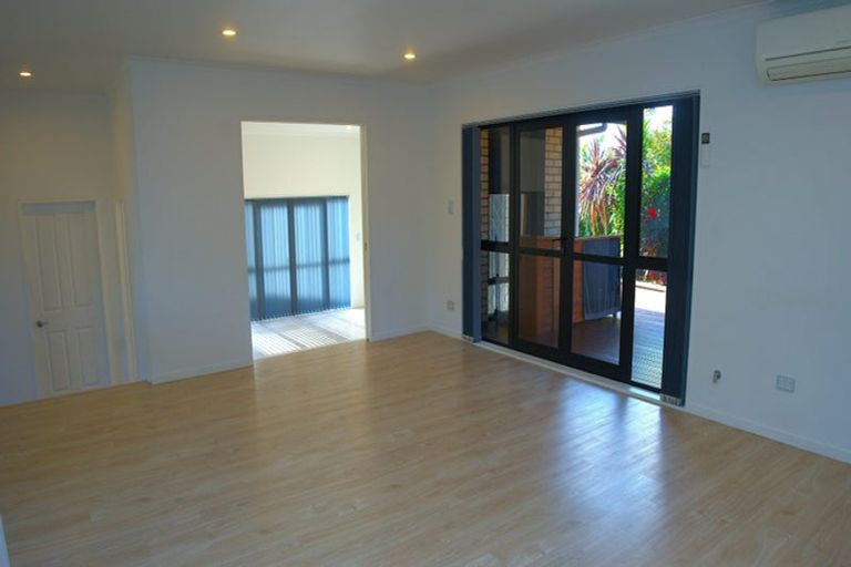 Photo of property in 64 Crossandra Drive, Mangere, Auckland, 2022