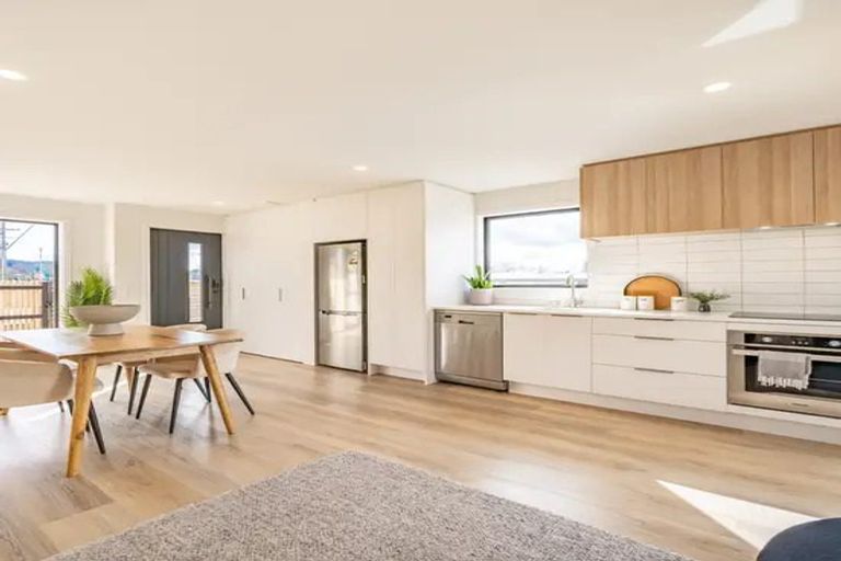 Photo of property in 4/7 Wainuiomata Road, Wainuiomata, Lower Hutt, 5014