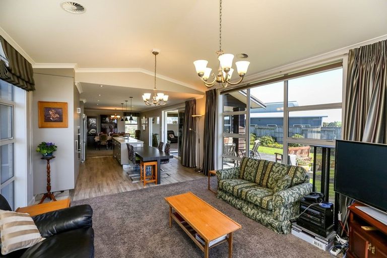 Photo of property in 19 Manukaka Heights, Hurdon, New Plymouth, 4310