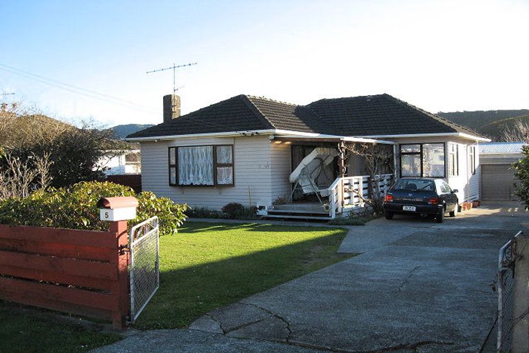 Photo of property in 5 Roberts Street, Wainuiomata, Lower Hutt, 5014