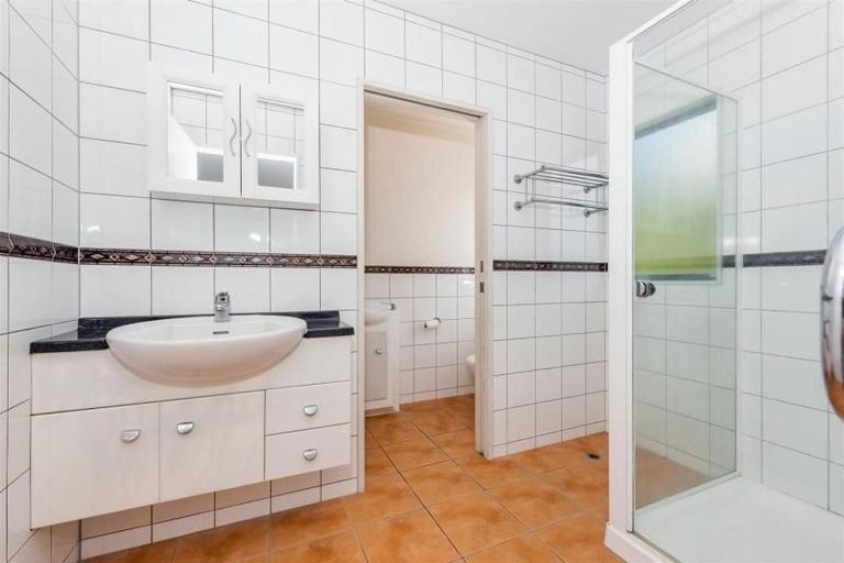 Photo of property in 20a Belleaire Court, West Harbour, Auckland, 0618