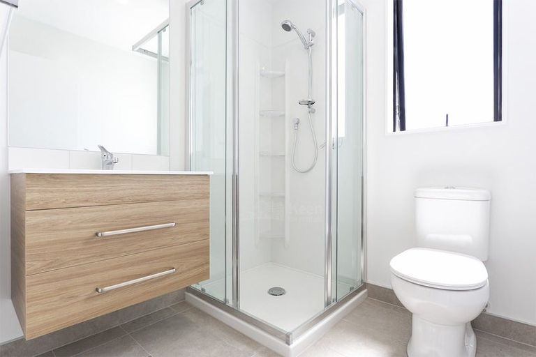 Photo of property in 13 Tokai Place, Glen Eden, 0602