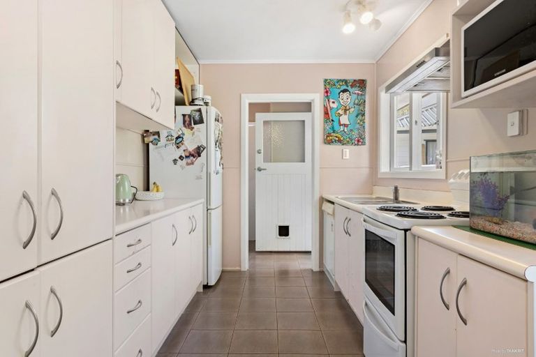 Photo of property in 18 Alma Street, Te Atatu South, Auckland, 0610