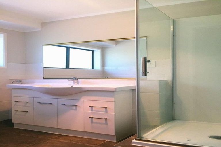 Photo of property in 24 Jillteresa Crescent, Half Moon Bay, Auckland, 2012