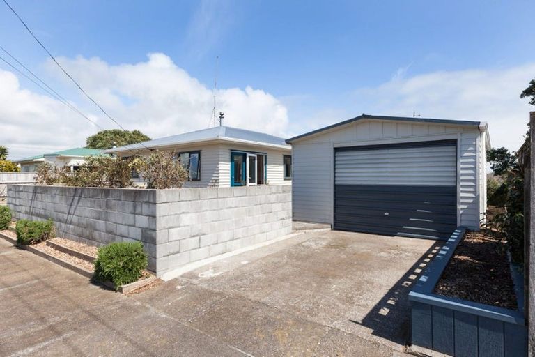 Photo of property in 17 York Crescent, Westown, New Plymouth, 4310