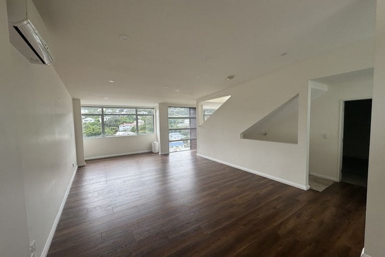 Photo of property in 22 Tiketike Way, Brooklyn, Wellington, 6021