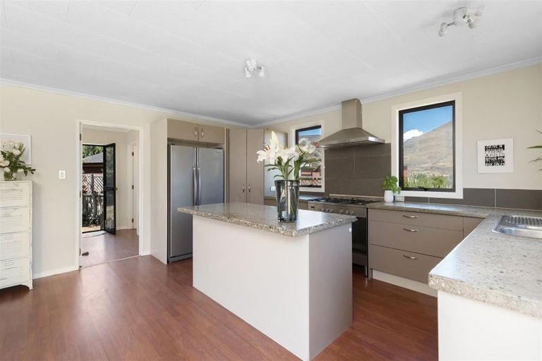 Photo of property in 7 Larch Court, Kelvin Heights, Queenstown, 9300