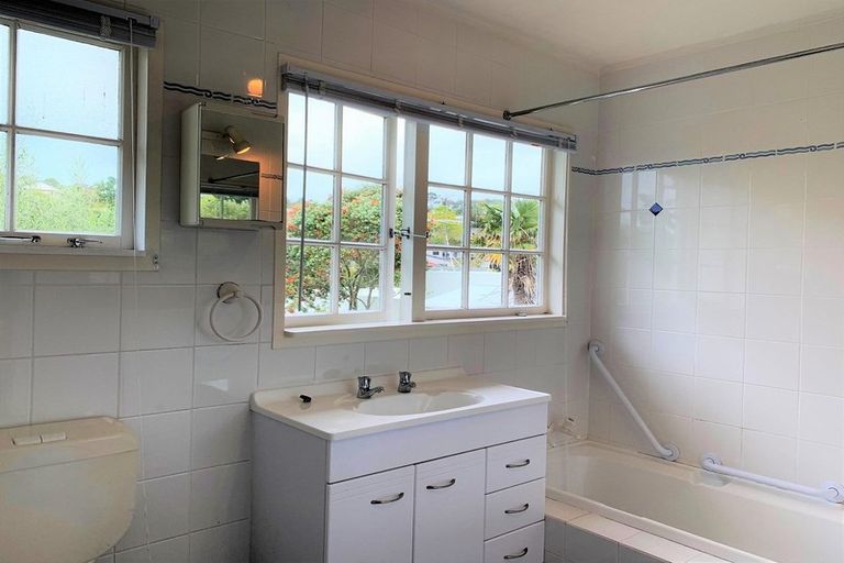 Photo of property in 28 Matipo Road, Mairangi Bay, Auckland, 0630