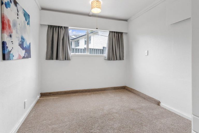Photo of property in 2/3 Pohutukawa Avenue, Shelly Park, Auckland, 2014