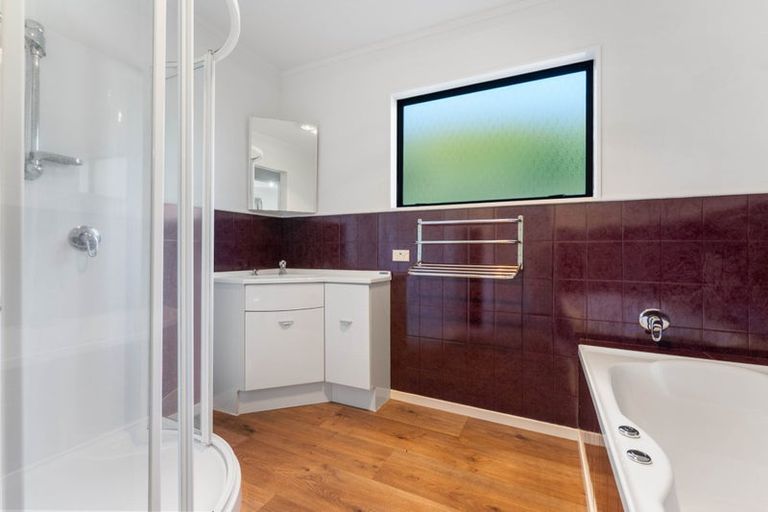 Photo of property in 14 Poneke Drive, Waikanae, 5036