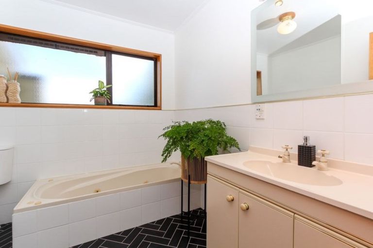 Photo of property in 22 Virginia Place, Whalers Gate, New Plymouth, 4310