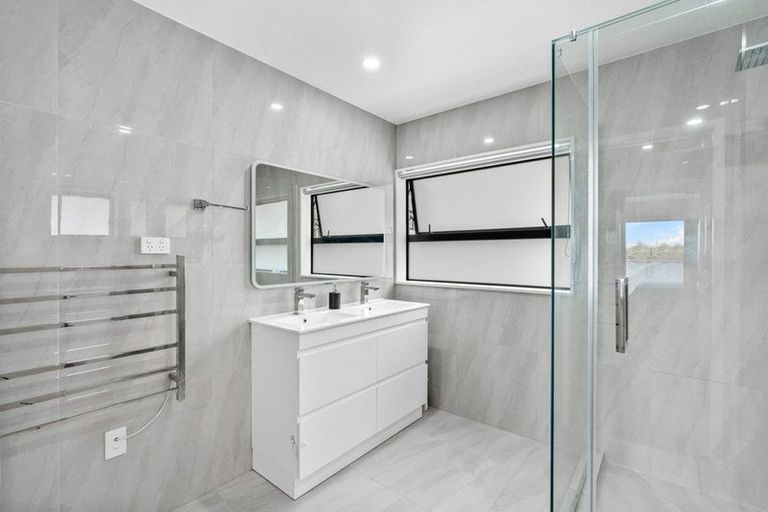 Photo of property in 4 Tawapou Close, Massey, Auckland, 0614