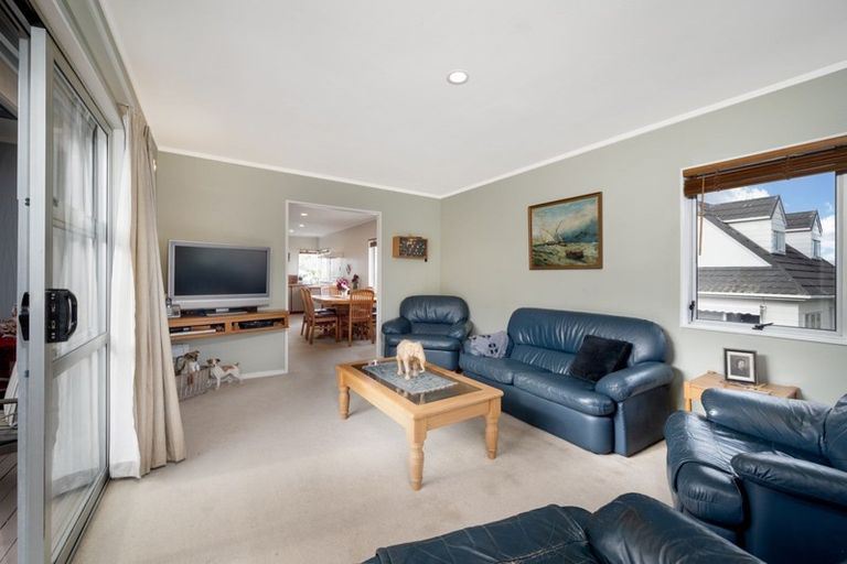 Photo of property in 2/114 Bradbury Road, Botany Downs, Auckland, 2010