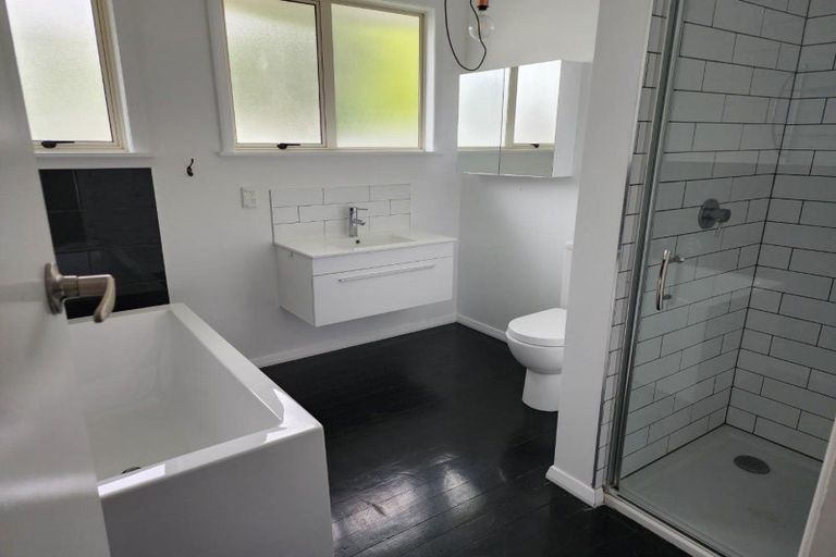 Photo of property in 132 Huatoki Street, Frankleigh Park, New Plymouth, 4310