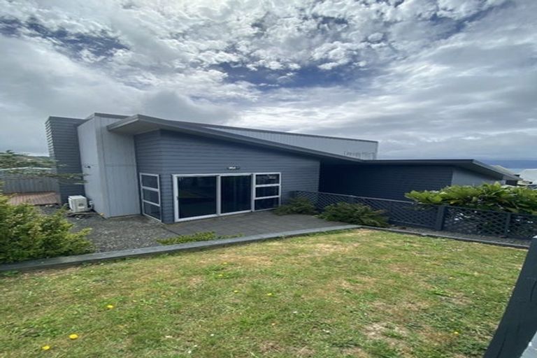 Photo of property in 61 Tamworth Crescent, Newlands, Wellington, 6037
