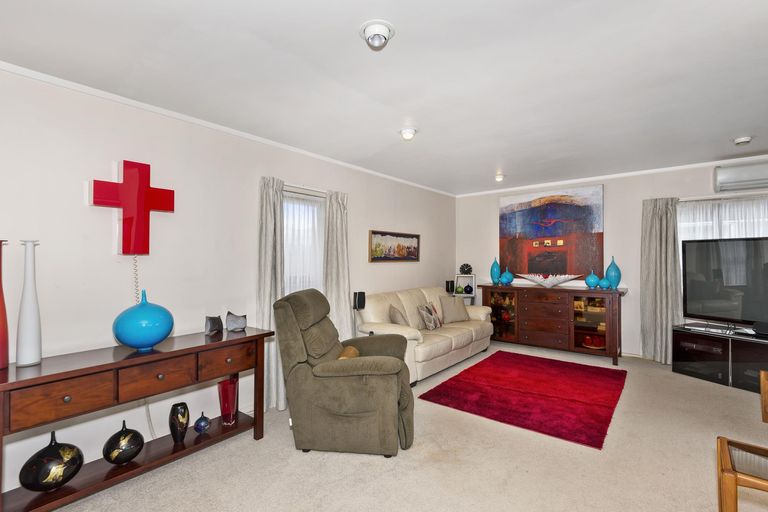 Photo of property in 23 Bosnyak Drive, Te Atatu South, Auckland, 0610