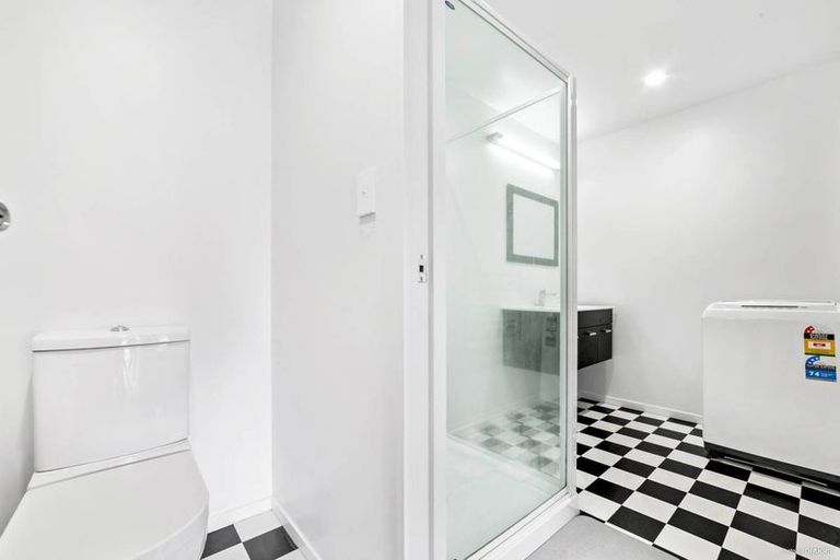 Photo of property in 28 Staincross Street, Green Bay, Auckland, 0604