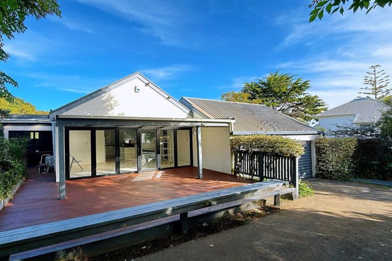 Photo of property in 2/252 East Coast Road, Forrest Hill, Auckland, 0620