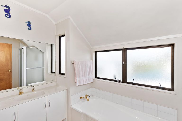 Photo of property in 23 Bosnyak Drive, Te Atatu South, Auckland, 0610