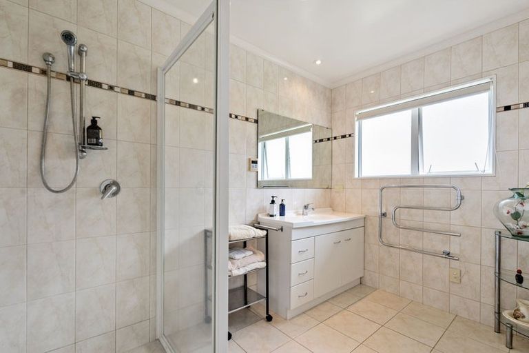 Photo of property in 15 Bermuda Place, One Tree Point, 0118