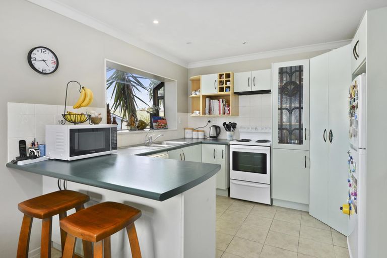 Photo of property in 1/98 Manhattan Heights, Glendene, Auckland, 0602