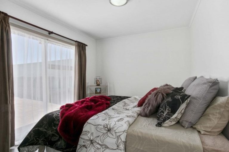 Photo of property in 40 Challen Close, Conifer Grove, Takanini, 2112