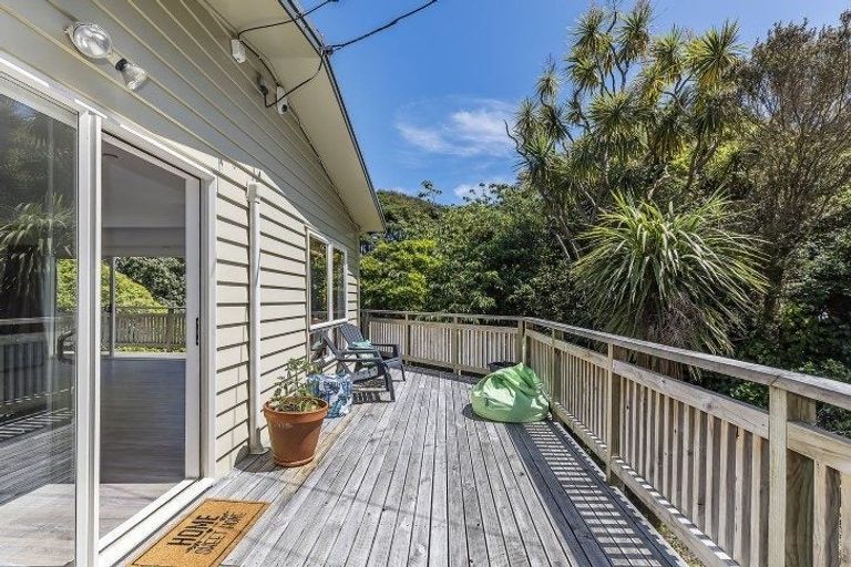 Photo of property in 2 Corlett Road, Plimmerton, Porirua, 5026