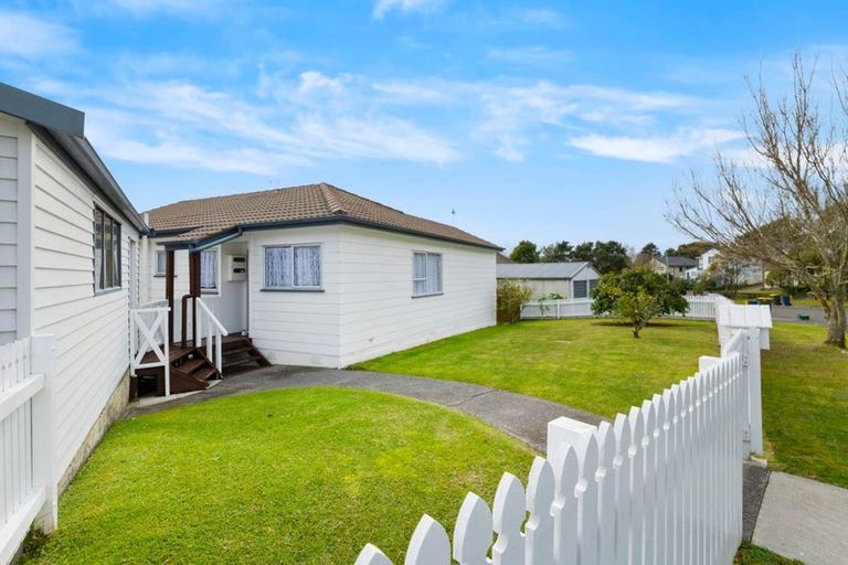 Photo of property in 24 Santiago Crescent, Unsworth Heights, Auckland, 0632