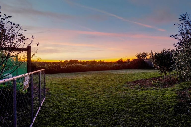 Photo of property in 20 Aderman Place, Hurworth, New Plymouth, 4310