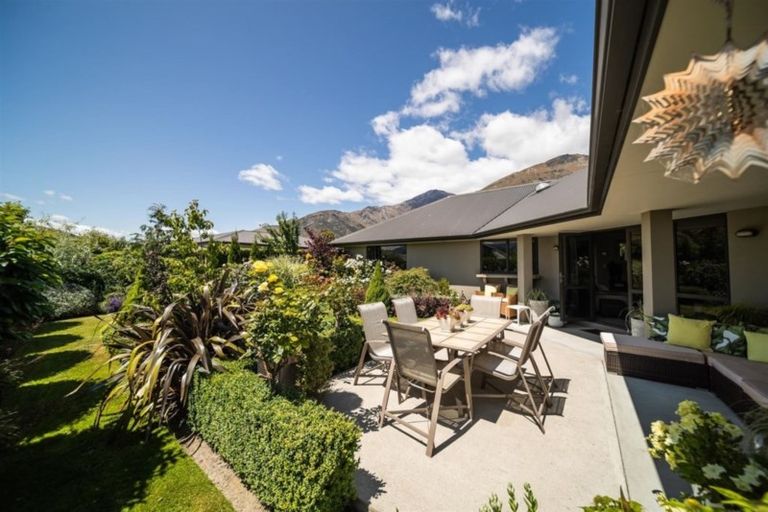 Photo of property in 1 Manorburn Place, Lake Hayes, Queenstown, 9304