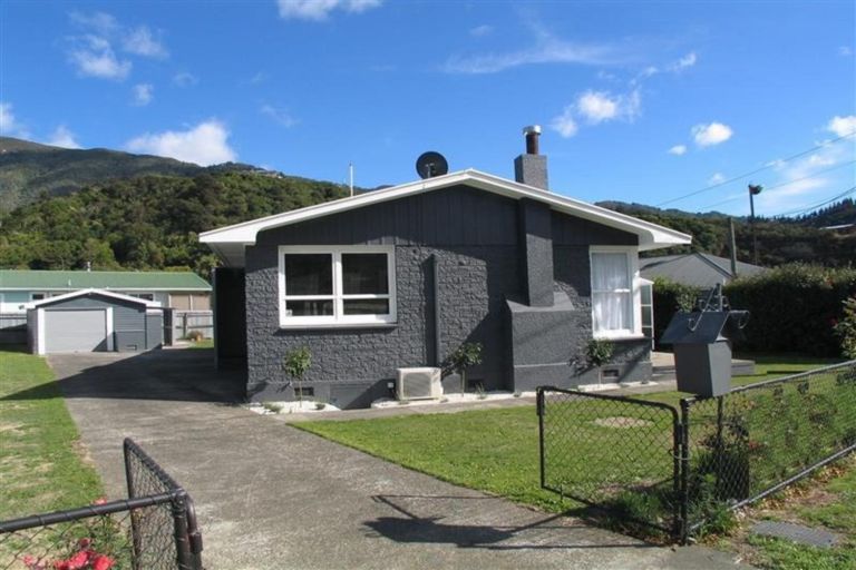 Photo of property in 27 Kent Street, Picton, 7220