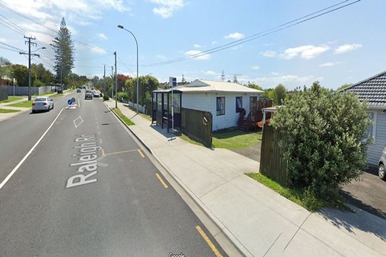 Photo of property in 1/1 Raleigh Road, Northcote, Auckland, 0627