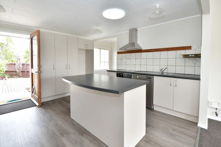 Photo of property in 1 Surf Road, Stanmore Bay, Whangaparaoa, 0932