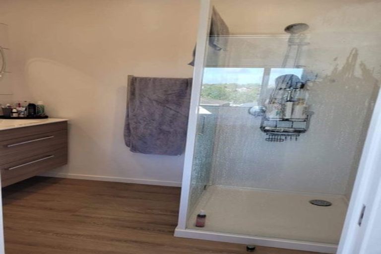 Photo of property in 1/60 Hepburn Road, Glendene, Auckland, 0602